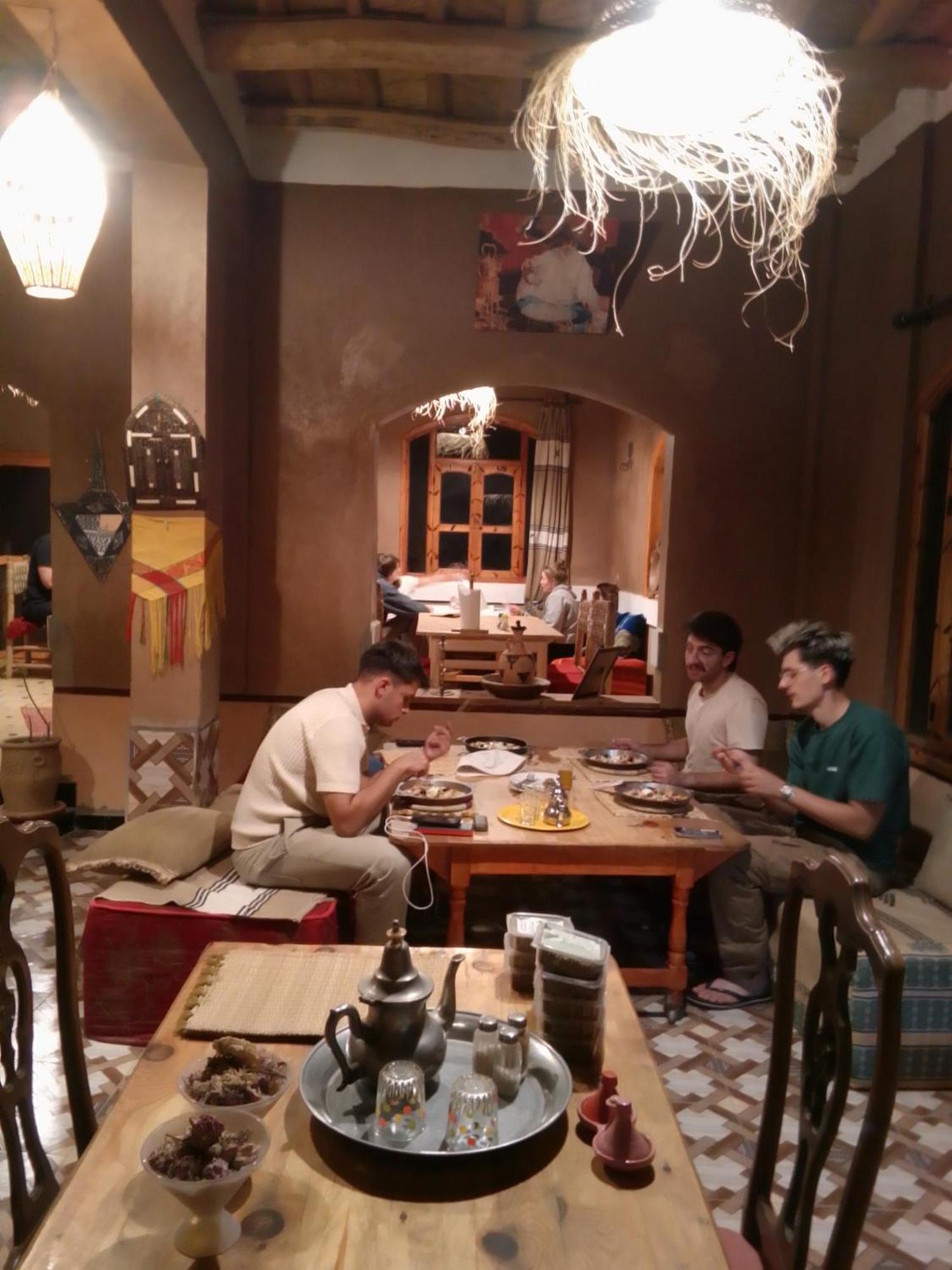 Riad Pizzeria Marhaba Akhendachou n'Ait Ouffi Buitenkant foto